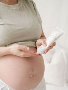 Little Butterfly London  Cocoon of bliss stretch mark butter för mammor. Skämma bort och skydda trångt graviditetshud, för att leverera ett fast, tonat och ungdomligt utseende.