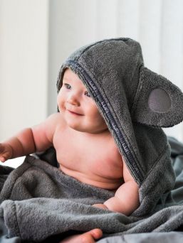 En mjuk LuinLiving babyhandduk som ger en touch av spa-lyx till ditt hems tvättstuga. Söta teddybjörnsöron på handdukshuvan. Precis så mjuk och härlig som utlovat!