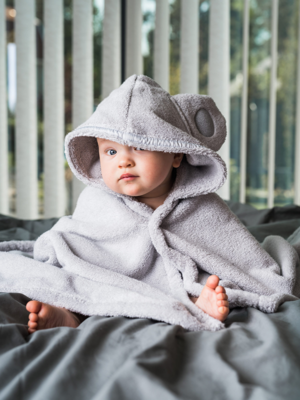 En mjuk LuinLiving babyhandduk som ger en touch av spa-lyx till ditt hems tvättstuga. Söta teddybjörnsöron på handdukshuvan. Precis så mjuk och härlig som utlovat!