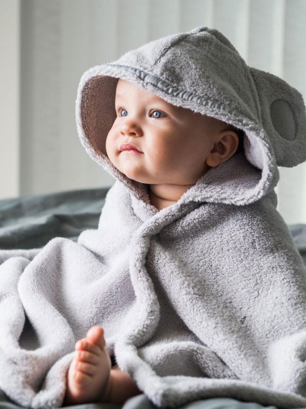 En mjuk LuinLiving babyhandduk som ger en touch av spa-lyx till ditt hems tvättstuga. Söta teddybjörnsöron på handdukshuvan. Precis så mjuk och härlig som utlovat!