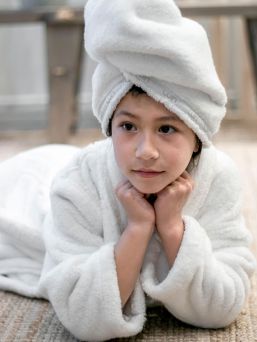 En mjuk Luin Living-badrock för barn som ger en touch av spa-lyx till tvättstugan i ditt hem. Efter duschen och bastun kan barnet slå in sig i en morgonrock. Morgonrocken är precis så mjuk och härlig som utlovat!