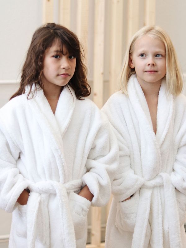 En mjuk Luin Living-badrock för barn som ger en touch av spa-lyx till tvättstugan i ditt hem. Efter duschen och bastun kan barnet slå in sig i en morgonrock. Morgonrocken är precis så mjuk och härlig som utlovat!