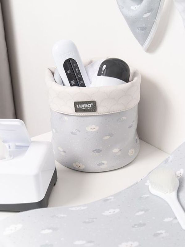 Luma baby nagelsvård set. Skärning av babyens naglar hindrar barnet att skrapa huden, speciellt i ansiktet och ögonen. Det rekommenderas att skära babyens naglar minst en gång i veckan.