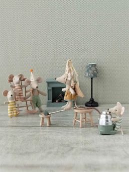 Maileg mus i låda – trillingar som sover i sina söta dräkter