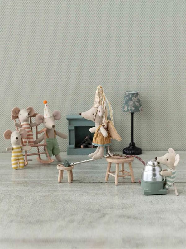 Maileg mus i låda – trillingar som sover i sina söta dräkter