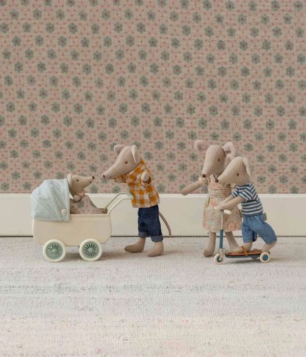 Maileg barnvagn mintgrön och babymus - söta leksaksvagnar i vintagestil