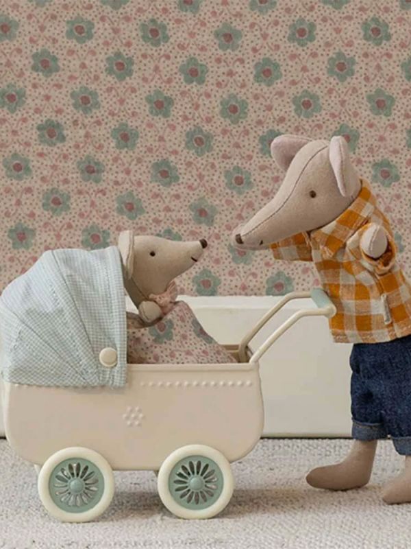 Maileg barnvagn mintgrön och babymus - söta leksaksvagnar i vintagestil