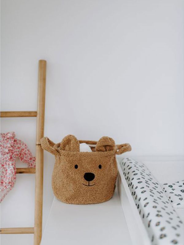Denna söta Childhome förvaringskorg Teddy är mycket lämplig för förvaring av olika saker som leksaker, kläder och andra saker. Förvaringskorgen har en idealisk storlek för att t.ex. placera på en byrå.