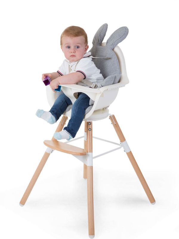 Förtjusande Childhome barnstol barnstol sittdyna med kaninörat. Perfekt för en barnstol och även lämplig för sittare, barnvagnar och barnvagnar. Säkerhetsbälte i sittdynan.