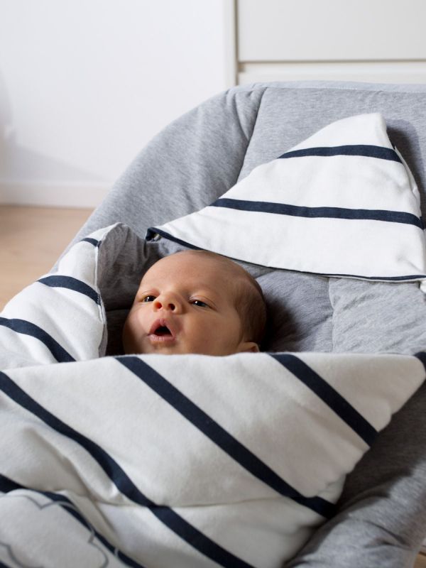 Childhome mjuk och ergonomisk sitter för ditt barn. En vacker sitter som du kan anpassa till många olika positioner. Tvättbart lock.