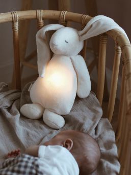 Moonie kanin lugnar ditt barn för sömn - lugnande rosa ljud och svagt nattljus hjälper även i utmanande sömnsituationer.