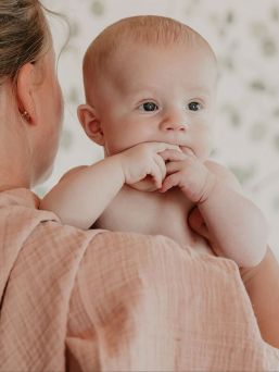 BIBS Muslin tyg är premium GOTS-certifierad multifunktionell babyduk som kan användas som rapsduk, amningsöverdrag, överdrag på din skötbädd eller som haklapp.