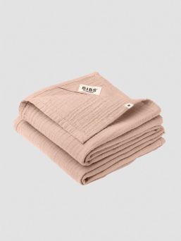 BIBS Muslin tyg är premium GOTS-certifierad multifunktionell babyduk som kan användas som rapsduk, amningsöverdrag, överdrag på din skötbädd eller som haklapp.
