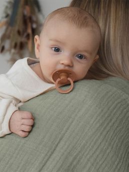 BIBS Muslin tyg är premium GOTS-certifierad multifunktionell babyduk som kan användas som rapsduk, amningsöverdrag, överdrag på din skötbädd eller som haklapp.