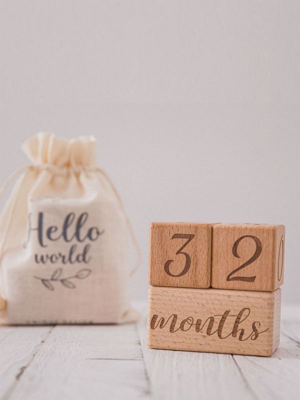 Trä åldersblock för babyfotografering. Blocken berättar i bilden på barnets ålder på förtjusande sätt.