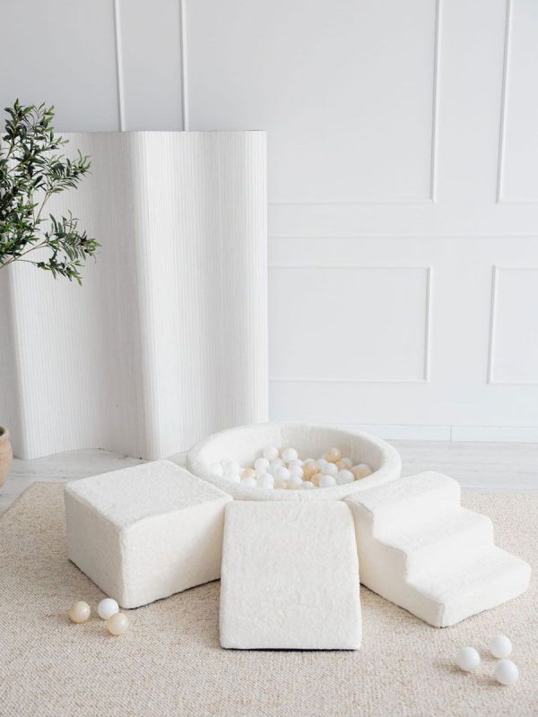 Vadderad bollhav, lekplats, rutschkana och trappor - Ecru