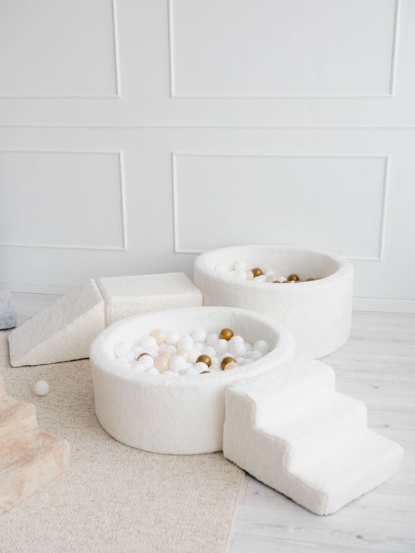 Vadderad bollhav, lekplats, rutschkana och trappor - Ecru