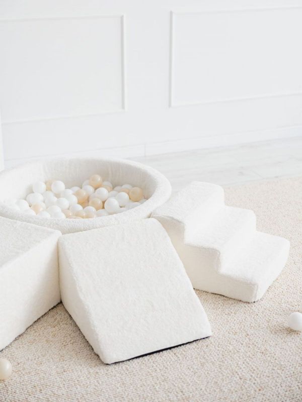 Vadderad bollhav, lekplats, rutschkana och trappor - Ecru