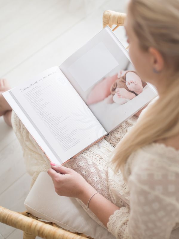 Vacker Pieni & Täydellinen Babybok. En barnbok är utformad för att vara lätt att fylla upp till barnets skolålder.