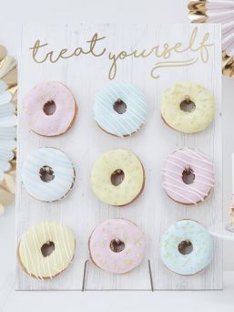 Ginger Ray Treat Yourself Donut Wall. Gästerna kommer att älska den här söta efterbehandlingen till dina fester när de hjälper sig till läckra munkar!