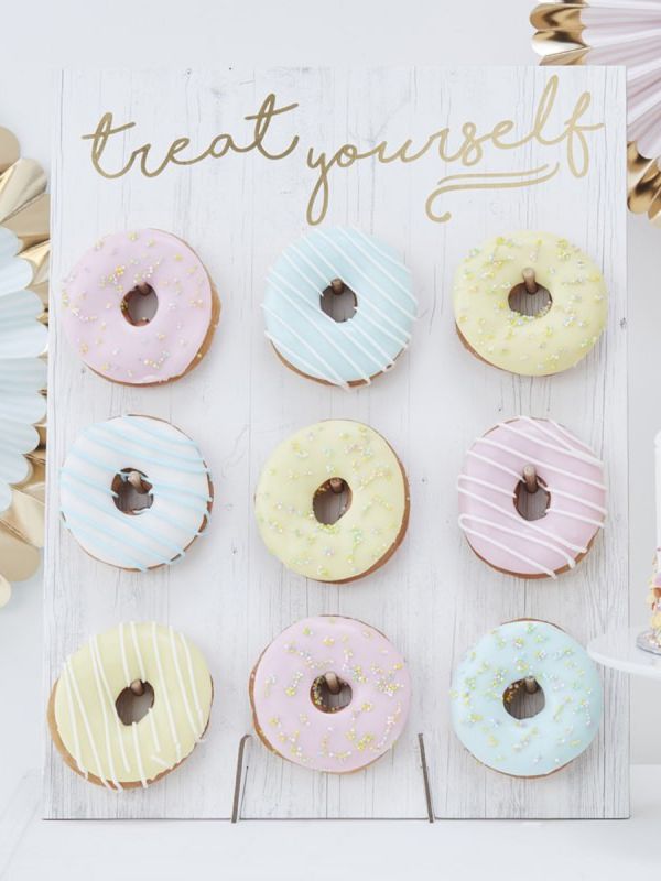 Ginger Ray Treat Yourself Donut Wall. Gästerna kommer att älska den här söta efterbehandlingen till dina fester när de hjälper sig till läckra munkar!