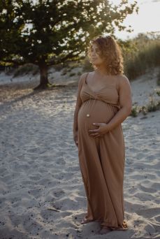 Proud MaMa-bola-halsbandet babybell Fine Gold Luna är ett vackert smycke för den väntande modernen. Det finns en liten xylofon i smycken. Det magiska ljudet av smycken lindrar barnet i livmodern och senare utanför livmodern.