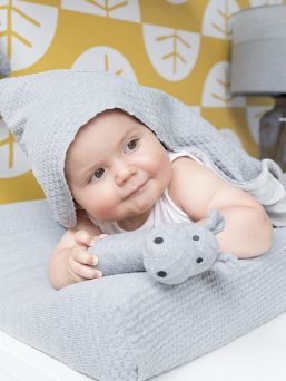 Baby´s Only skrallen är i form av en flodhäst och ger ett mjukt skrallande ljud när ditt barn flyttar med skrallningen.
