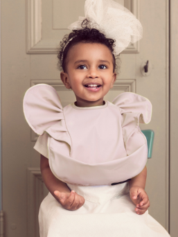 Elodie Details haklappar är tillverkade i PVC-fri, 100% Oeko-Tex certifierad polyester som ger en bekväm men samtidigt funktionell haklapp. Torka eller skölj av efter användningen så är den ren igen.