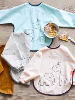 Done By Deer - Långärmad babybib - Dreamy dots Powder