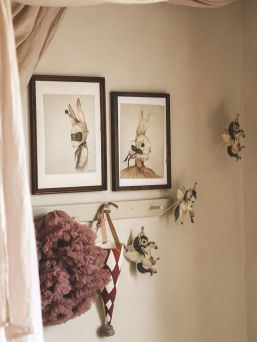 Ljuvlig dekoration för barnrummet. Häng Mrs Mighetto FLYING PONIES vimpeln mot väggen, i fönstret eller i taket.