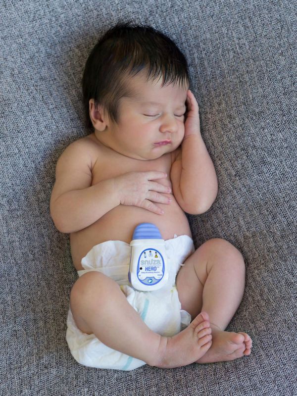 Snuza® HeroMD -Andningslarm vibrerar 15 sekunder efter att enheten upptäcker att ett barns mage inte rör sig normalt som det ska vid andning.