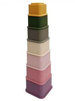 Färgglatt kopptorn. Innehåller 7 stapelbara koppar i olika färger och storlekar. Lämplig för 0-3-åringar. Tornet utvecklar finmotorik utan att märkas.