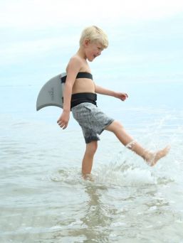 Swimfin Hajfenan för barn som lär sig simma, ett säkerhetssimhjälpmedel och flytanordning.