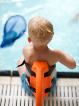 Swimfin Hajfenan för barn som lär sig simma, ett säkerhetssimhjälpmedel och flytanordning.