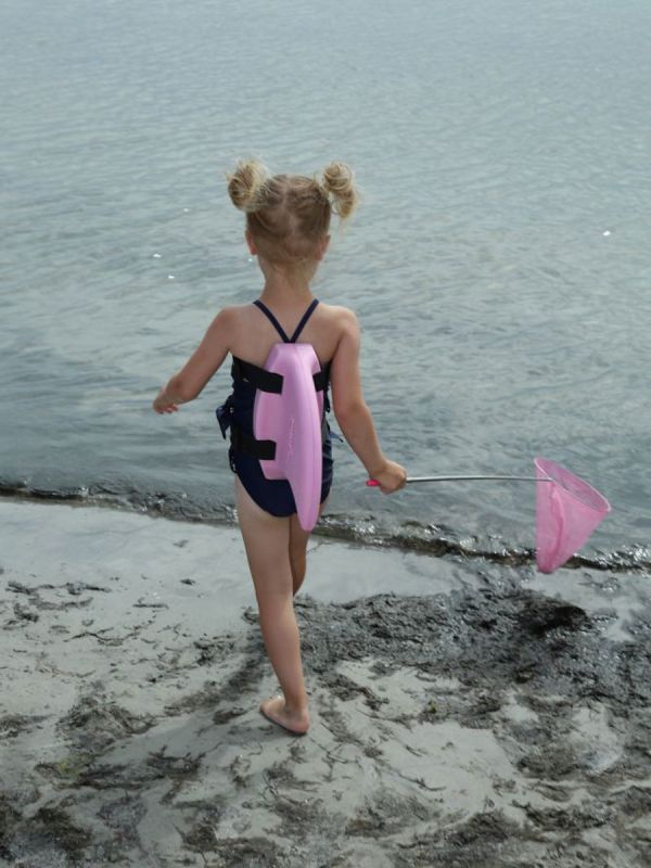 Swimfin Hajfenan för barn som lär sig simma, ett säkerhetssimhjälpmedel och flytanordning.