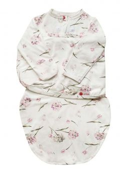 Embe långa armar swaddle Pink Clustered Flowers. Den intelligenta Embé-dragkedjan och lindningsdesignen hjälper till att använda lindningen på rätt sätt. Det förhindrar överspänning av bäckenområdet, vilket kan orsaka höftledsdysplasi under en längre tid.