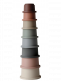 Mushie färgglatt kopptorn. Innehåller 8 stapelbara koppar i olika färger och storlekar. Lämplig för 0-3-åringar. Tornet utvecklar finmotorik utan att märkas.