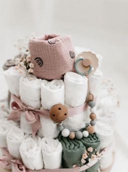 En ljus blöjtårta är en vacker, modern och nödvändig present att ta med på till exempel babyshower eller för att minnas en kollega.