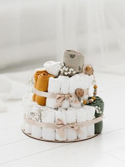 En ljus blöjtårta är en vacker, modern och nödvändig present att ta med på till exempel babyshower eller för att minnas en kollega.