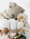 En ljus blöjtårta är en vacker, modern och nödvändig present att ta med på till exempel babyshower eller för att minnas en kollega.