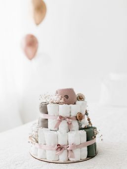 En ljus blöjtårta är en vacker, modern och nödvändig present att ta med på till exempel babyshower eller för att minnas en kollega.