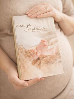 Pieni ja täydellinen - babybok (för påskrift)