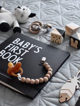 Design Letters Babyns första bok (svart)