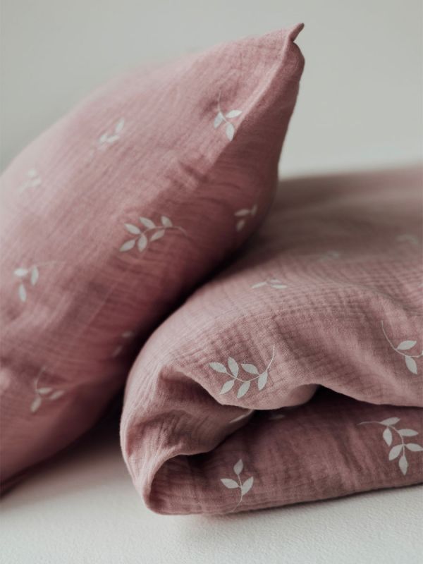 Baby påslakanset i gasbinda 85x125cm - Blush Leaves