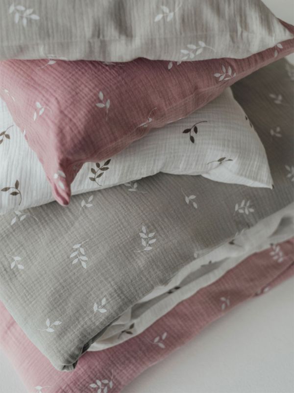 Baby påslakanset i gasbinda 85x125cm - Blush Leaves
