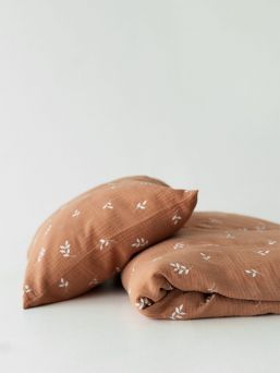 Baby påslakanset i gasbinda 85x125cm - Caramel Leaves