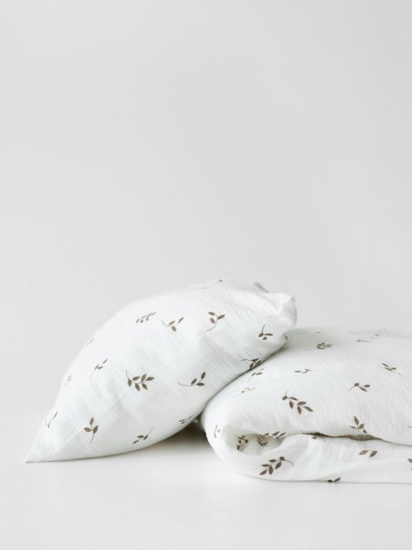 Baby påslakanset i gasbinda 85x125cm - Cream Leaves