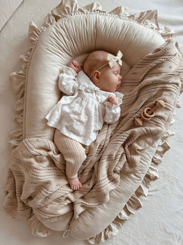 Babynest med volanger – Mjukt och säkert babynest för nyfödda