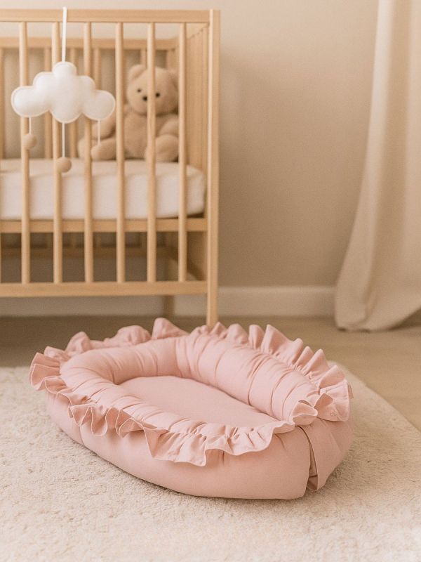 Babynest med volanger – Mjukt och säkert babynest för nyfödda, rosa