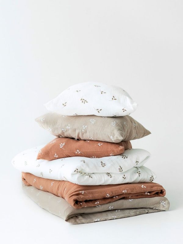 Baby påslakanset i gasbinda 85x125cm - Cream Leaves